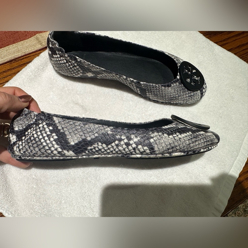 TORY BURCH MINNIE BALLET FLATS SIZE 8 BLACK & WHITE SNAKE PRINT - Picture 6 of 11
